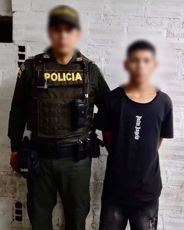 Dos J Venes Fueron Capturados Por La Polic A Tras Ser Se Alados Como