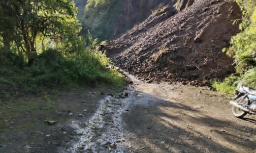 Comunidades reportaron derrumbe en la vía que comunica los sectores de trayecto La Sierra – San Pedro – Chapa