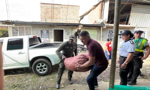 Policía Cívica y Comunitaria entregó ayudas humanitarias a familias afectadas por incendio en el Recuerdo Sur