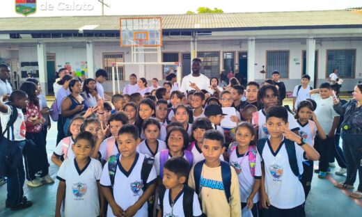 El futbolista Davison Sánchez visitó el municipio de Caloto y recorrió el colegio que lo vio crecer