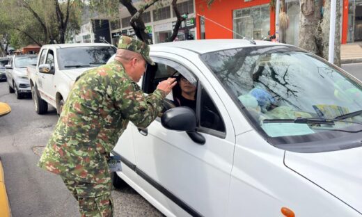 Soldados de la Tercera División del Ejército realizan pedagogía con habitantes de Popayán sobre el uso de la línea antiterrorismo
