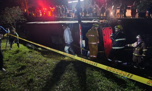 Bus de servicio público se accidentó sobre la vía Panamericana en Timbío dejando como saldo cinco personas muertas y 56 heridos