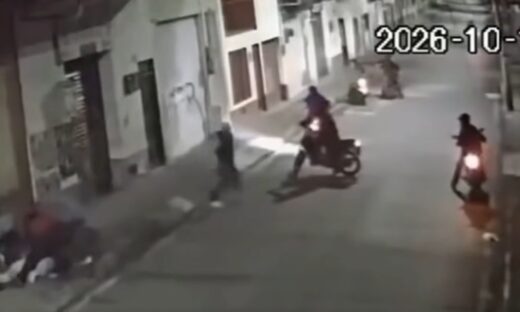 En cámaras de seguridad quedó registrado el hurto de más de 10 hombres en motocicletas a 3 mujeres en el barrio El Empedrado de Popayán